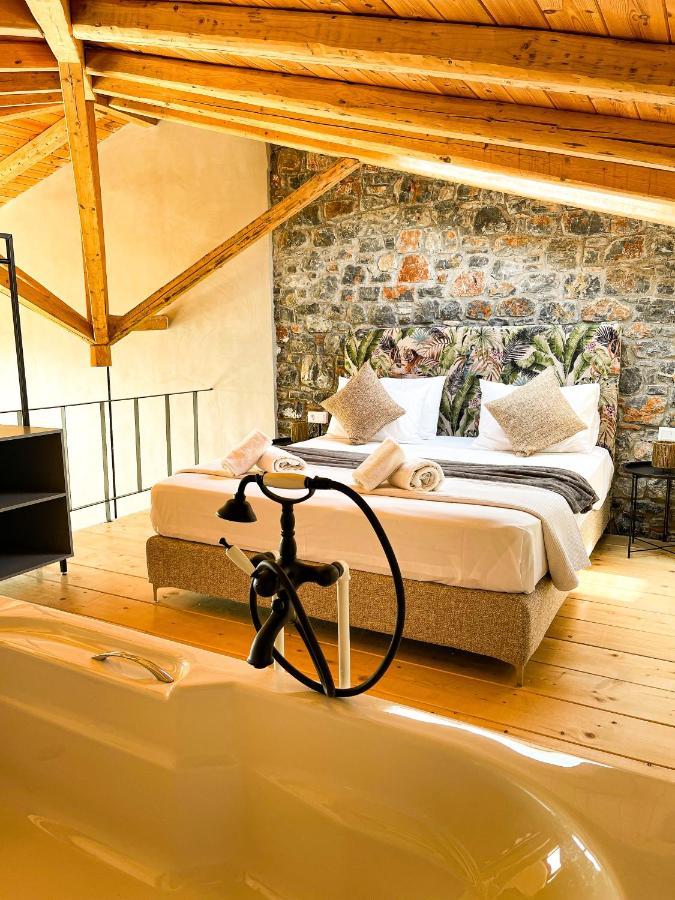 Modern Stone Villas With Swimming Pool 阿利韦里翁 外观 照片